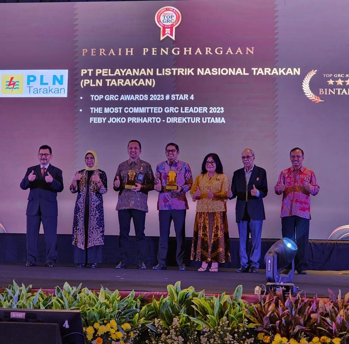 Penghargaan TOP GRC 2023 bintang 4 untuk PT PLN Tarakan dan The Most Committed GRC Leader 2023 untuk Direktur Utama PT PLN Tarakan, Feby Joko Priharto