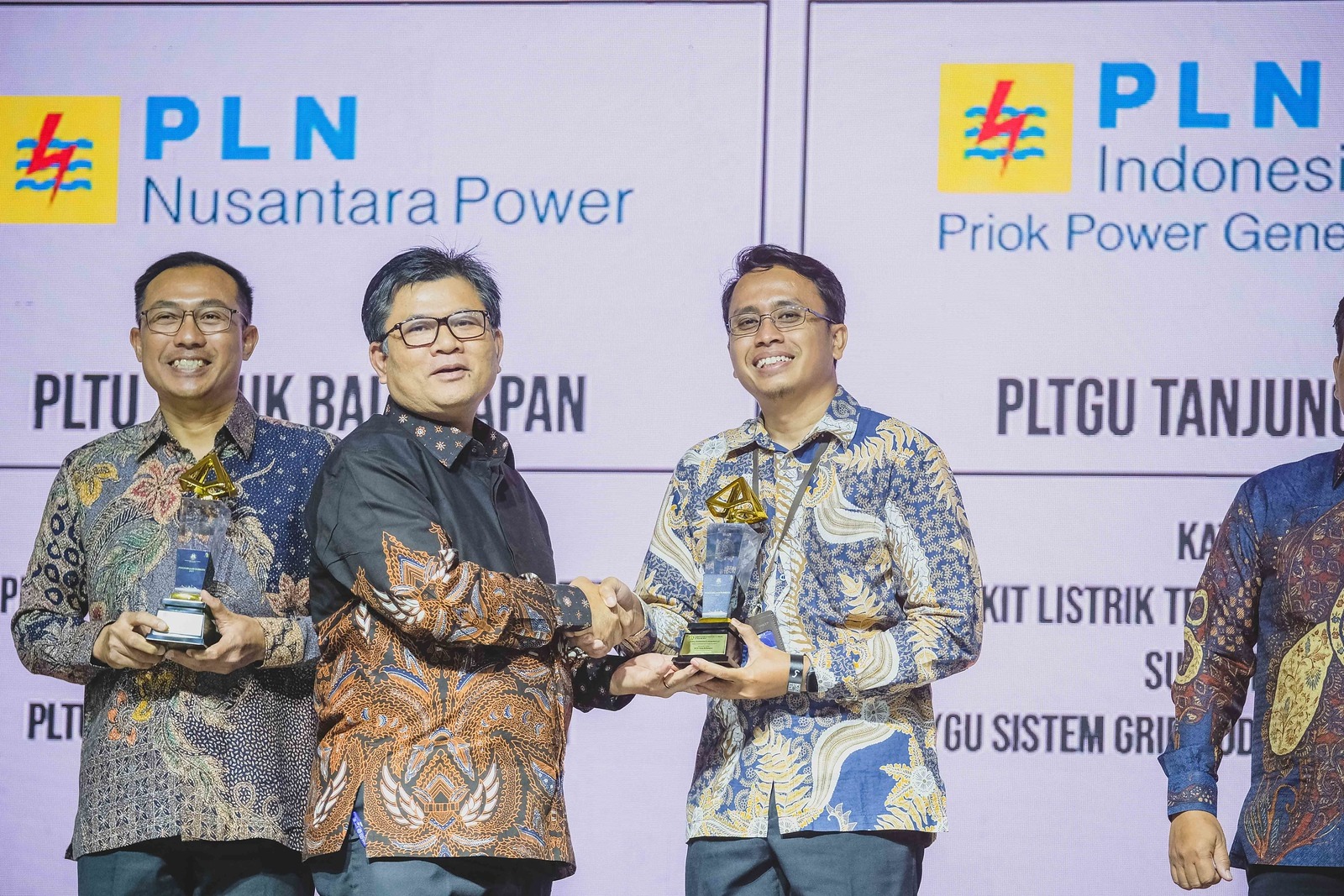 PT PLN Nusantara Power menerima 12 Piala Keselamatan Ketenagalistrikan Subroto Award 2023.
