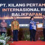 PT Kilang Pertamina Internasional unit Balikpapan saat menerima penghargaan dari Menteri KLHK.