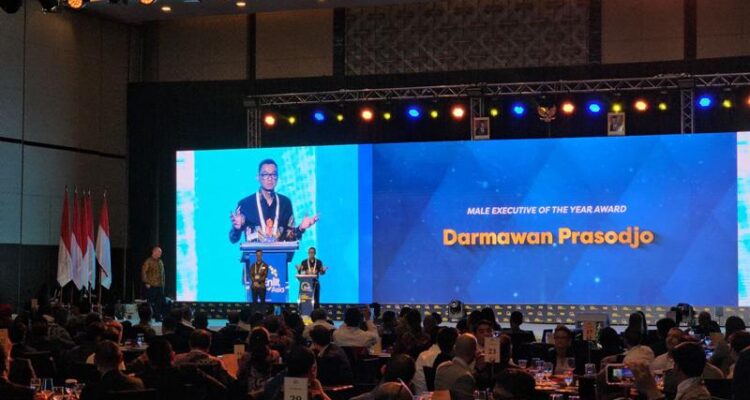 Direktur Utama PLN menerima penghargaan