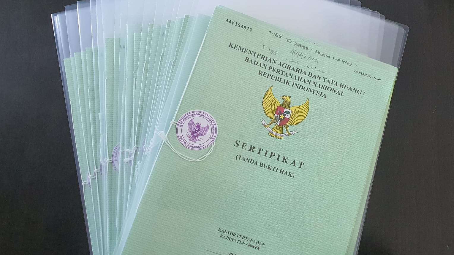 Sertifikat tanah.