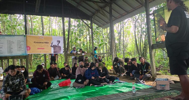 IMG-20231121-WA0025 GMC saat memberikan edukasi kepada para melenial untuk peduli terhadap lingkungan.