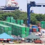Pelabuhan peti kemas.