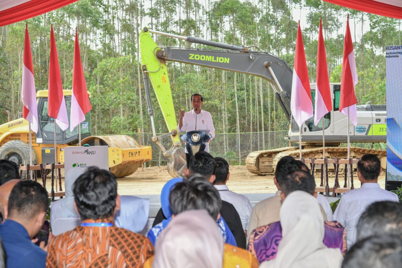 Presiden Joko Widodo (Jokowi) saat melakukan Groundbreaking Bandara VVIP dan juga melakukan Groundbreaking rumah sakit (RS) kedua di Ibu Kota Nusantara (IKN).
