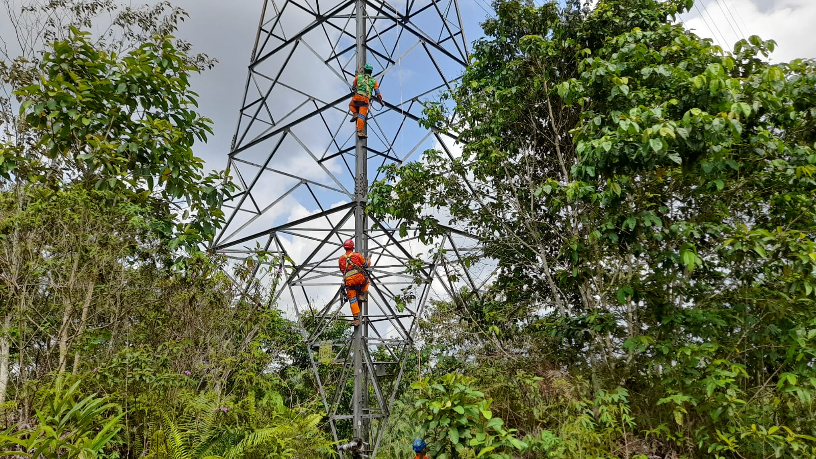 Tim elit PDKB PLN saat beraksi melakukan melakukan perbaikan jaringan listrik saluran udara tegangan tinggi.