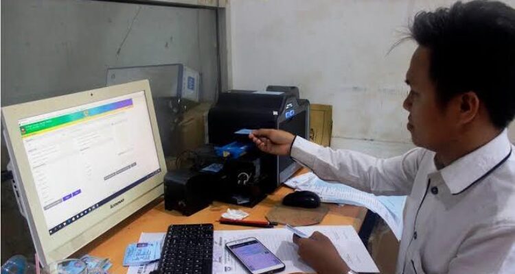 ilustrasi pencetakan ktp elektronik
