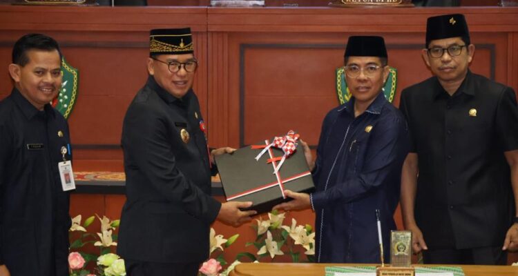 Pj Bupati PPU menyerahkan LKPJ