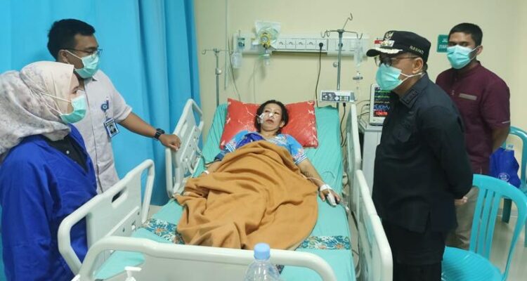 Pj Bupati PPU besuk warga korban KDRT