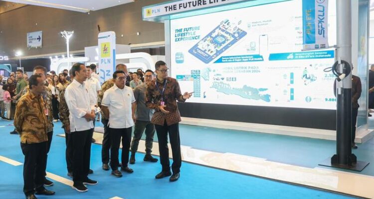 Direktur PLN menyambut Presiden di PEVS