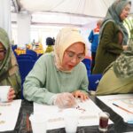 Persatuan Wanita Patra (PWP) Tingkat Pusat PT KPI saat melakukan kunjungan ke Rumah Cagar Budaya Dahor dan mitra binaan Corporate Social Responsibility (CSR) PT KPI Unit Balikpapan.