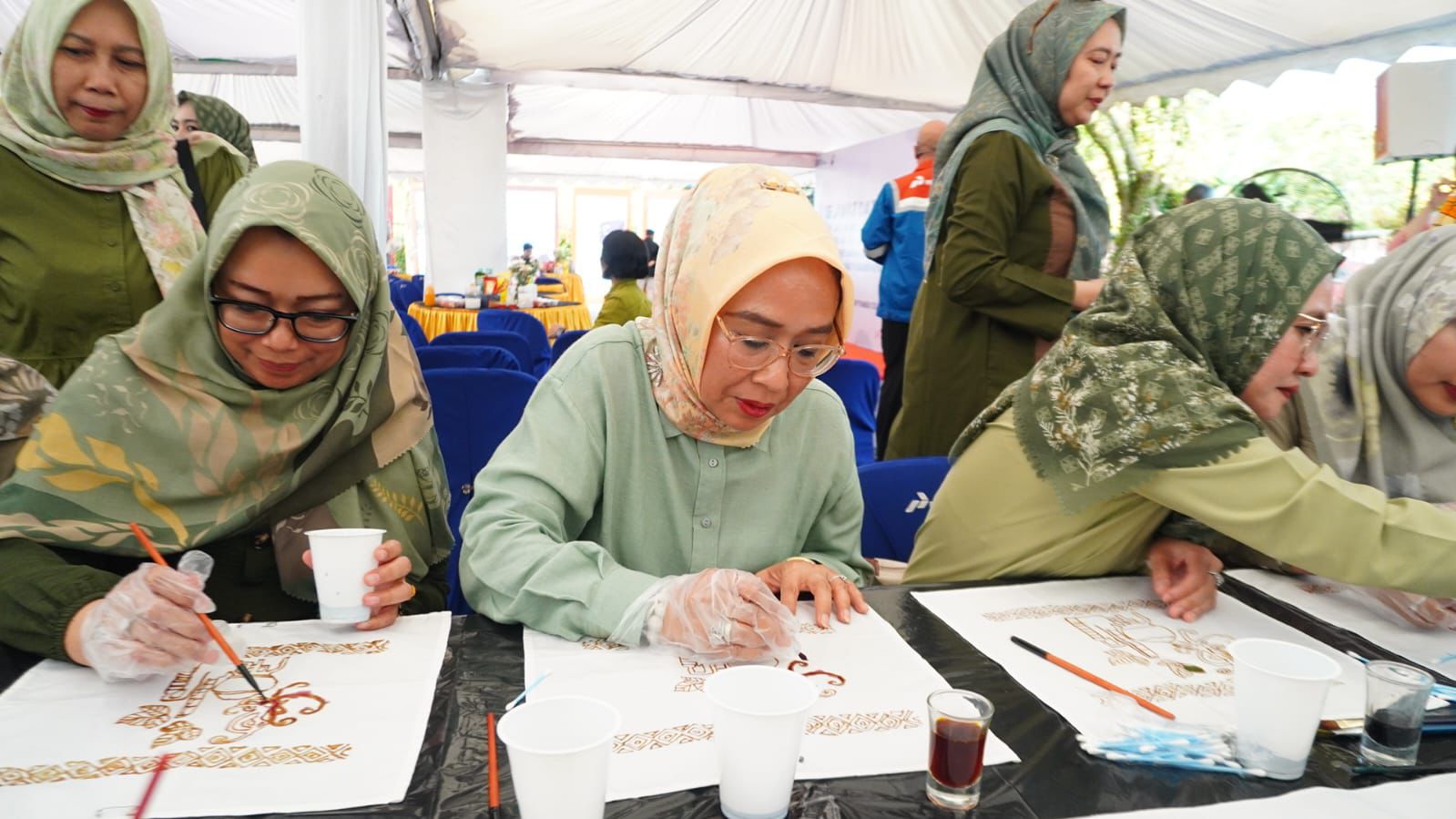 Persatuan Wanita Patra (PWP) Tingkat Pusat PT KPI saat melakukan kunjungan ke Rumah Cagar Budaya Dahor dan mitra binaan Corporate Social Responsibility (CSR) PT KPI Unit Balikpapan.