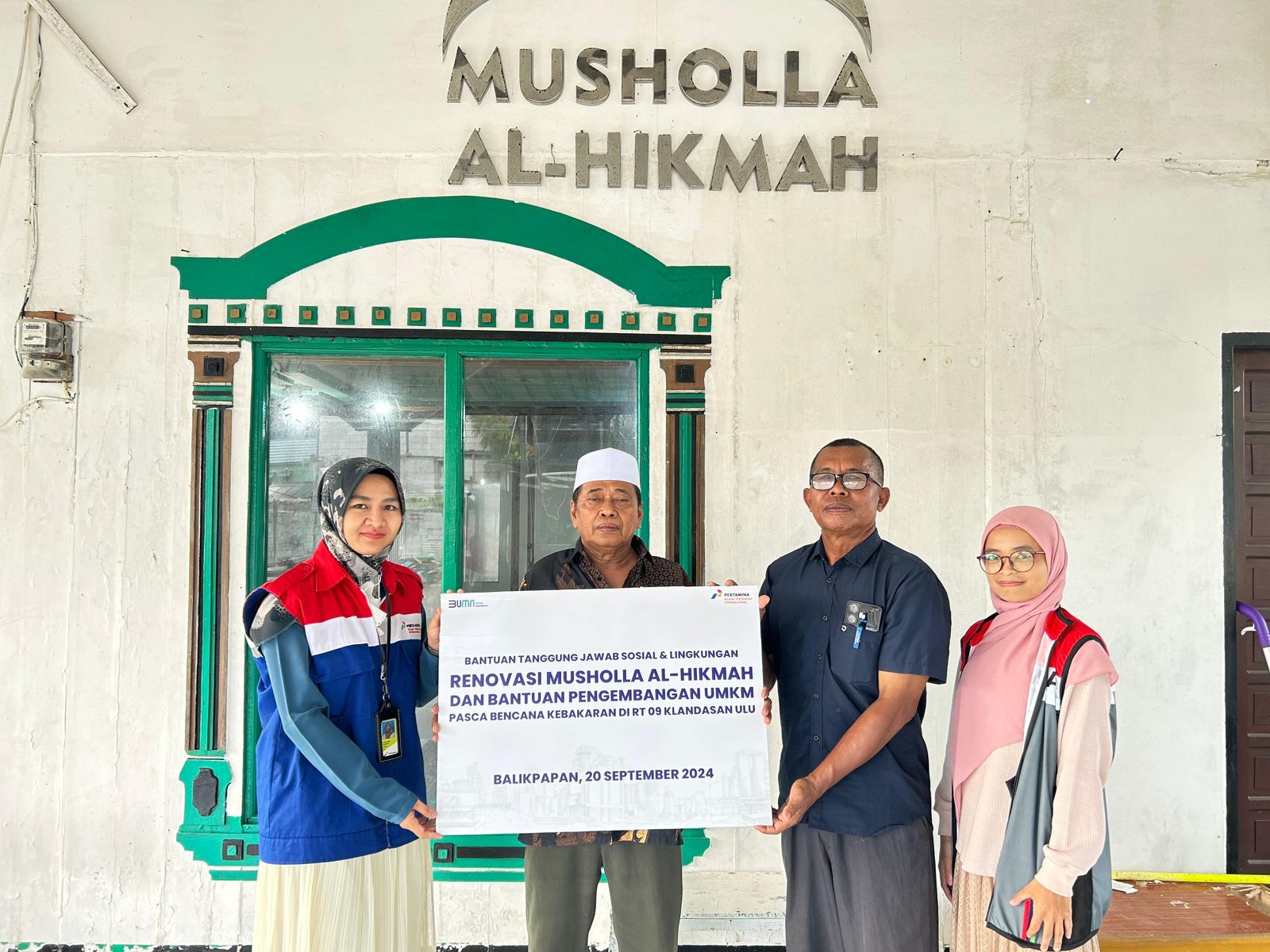 PT Kilang Pertamina Balikpapan saat menyerahkan bantuan ke Musala Al Hikmah pasca kebakaran.