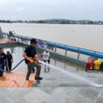 Wali Kota Samarinda, Andi Harun saat membersihkan Teras Samarinda dengan menggunakan semprotan air.