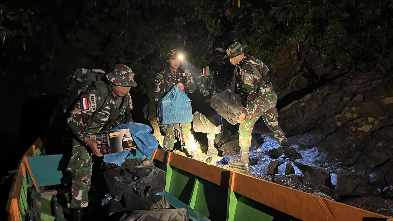 Satgas Pamtas RI - Malaysia Yonarmed 11 Kostrad Pos Labang saat mengamankan ratusan kaleng miras ilegal.
