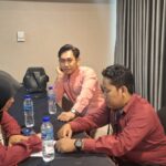 Tiga Komisioner Panwascam Balikpapan Barat, Zilkifli (kanan), Yotam Wijaya dan Rosmaniar saat membahas kasus dugaan pelanggaran kampanye.