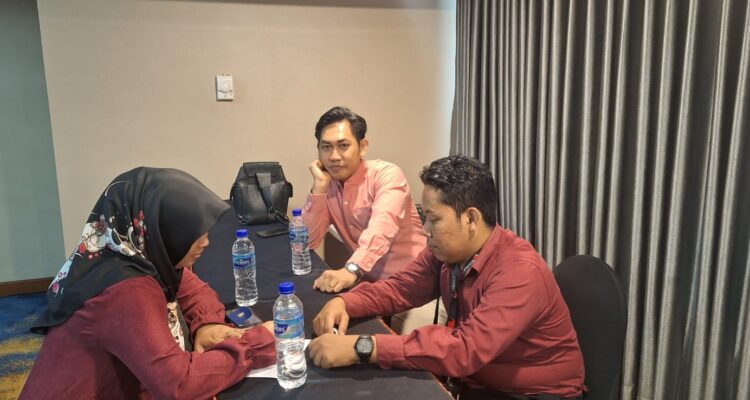 Tiga Komisioner Panwascam Balikpapan Barat, Zilkifli (kanan), Yotam Wijaya dan Rosmaniar saat membahas kasus dugaan pelanggaran kampanye.
