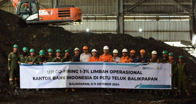 Foto bersama keberhasilan Co-Firing 1-3% PLTU Teluk Balikpapan dengan background Batubara dan sisa Limbah Operasional Bank Indonesia.