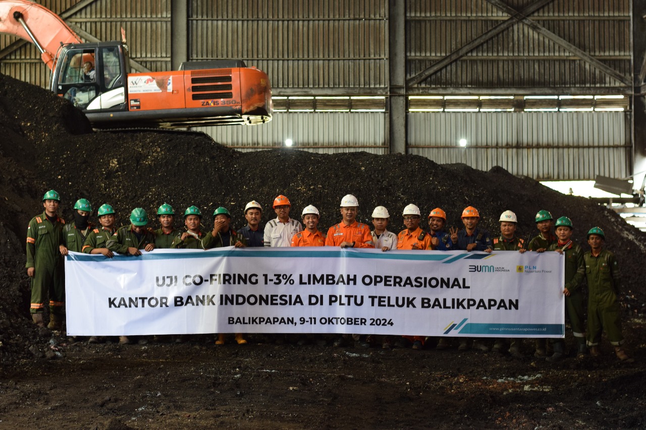 Foto bersama keberhasilan Co-Firing 1-3% PLTU Teluk Balikpapan dengan background Batubara dan sisa Limbah Operasional Bank Indonesia.