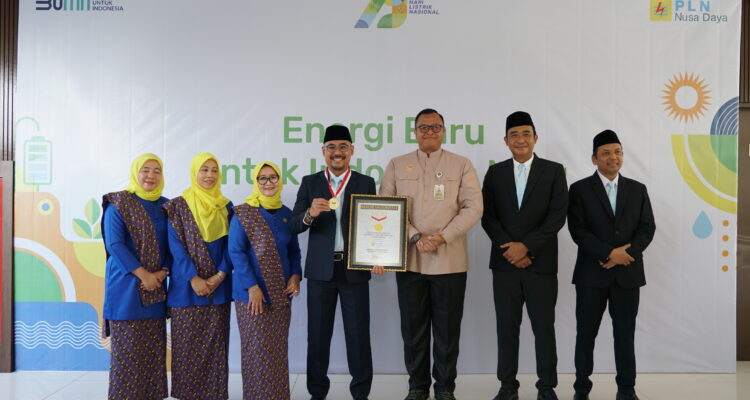 PLN Nusa Daya saat menerima penghargaan dari Rekor MURI usai sukses mengelola pembangkit listrik hibrida pertama yang beroperasi di pulau terluar Indonesia.