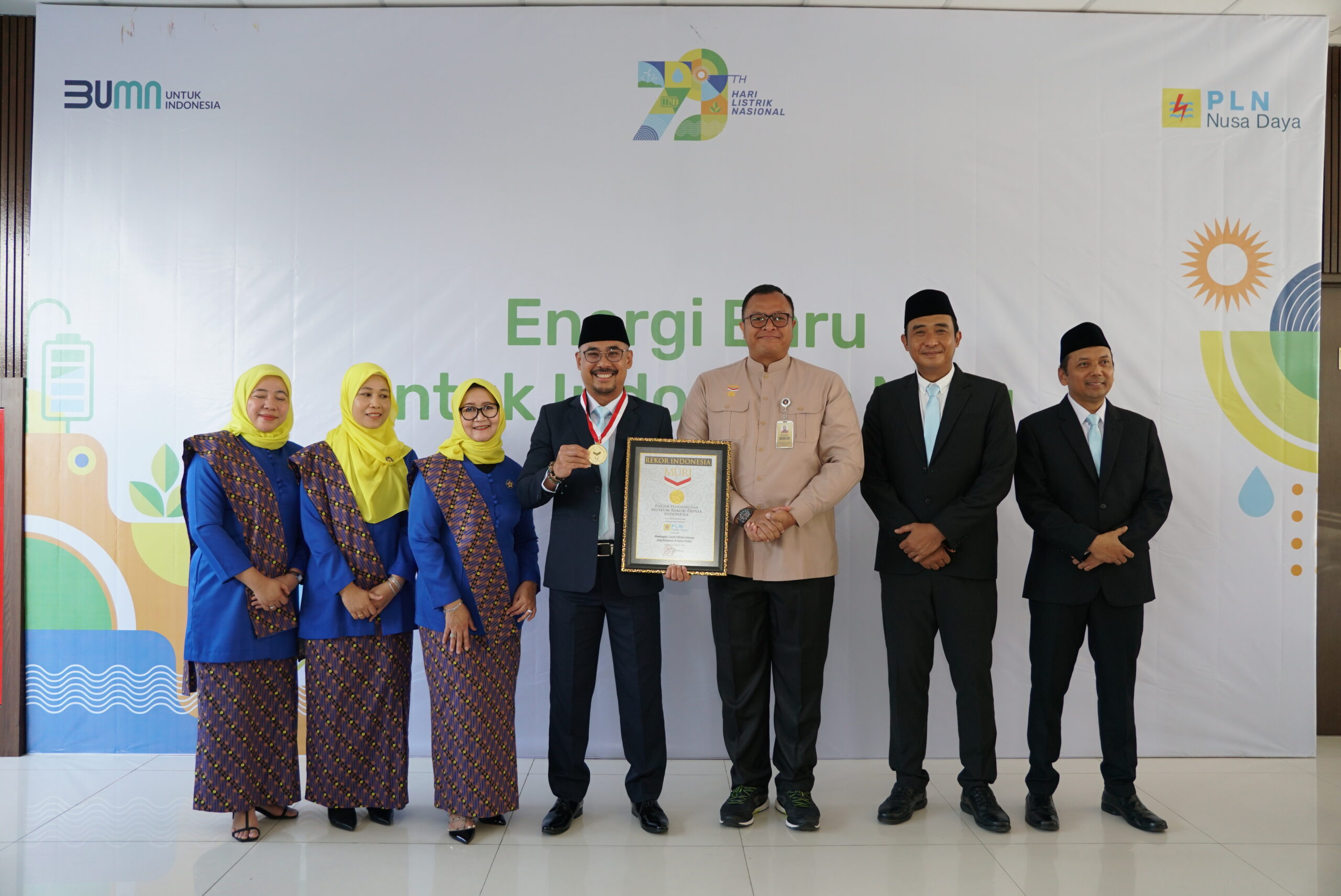 PLN Nusa Daya saat menerima penghargaan dari Rekor MURI usai sukses mengelola pembangkit listrik hibrida pertama yang beroperasi di pulau terluar Indonesia.