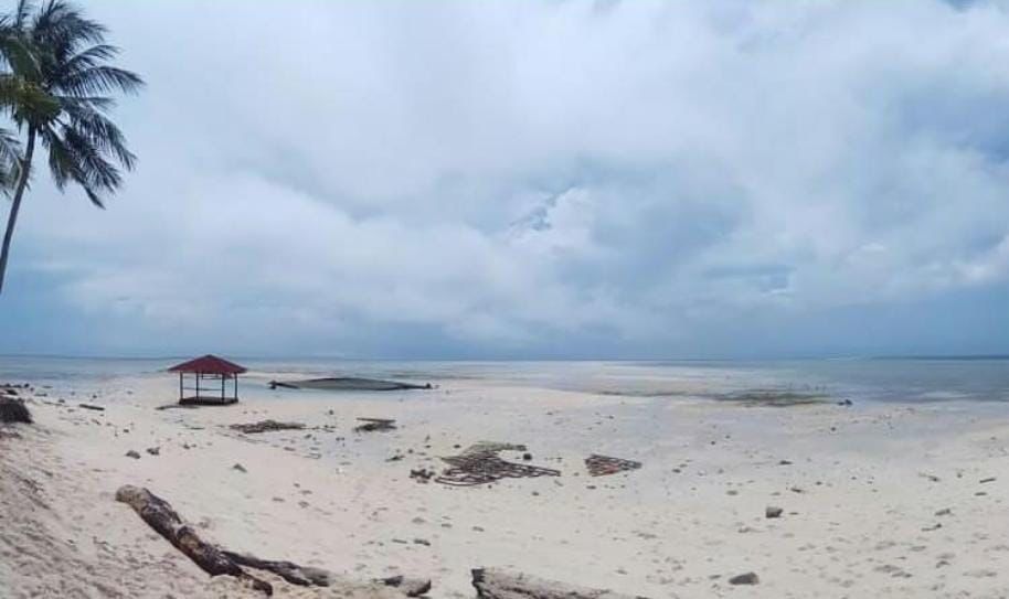 Pulau Derawan yang mulai terdampak abrasi.