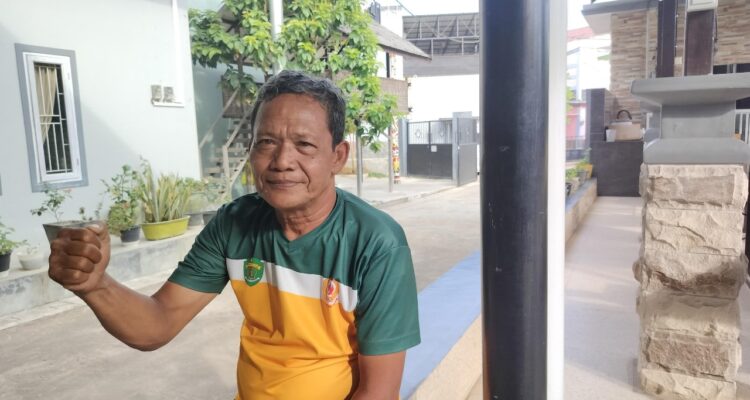 Pelatih TC Pra-Popnas Bola Voli Putri, Burhanuddin.