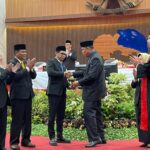 Rapat paripurna beragendakan pengucapan sumpah / janji pimpinan definitif DPRD Berau periode 2024-2029, digelar pada Selasa (5/11/2024) di Ruang Rapat Paripurna, Kantor DPRD Kabupaten Berau.