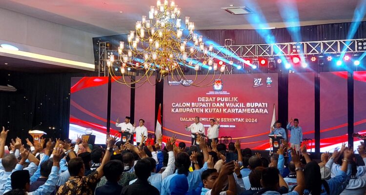 Tiga pasangan calon Bupati dan Wakil Bupati berlaga dalam adu argumen dan visi misi di panggung terbuka di Hotel Puri Senyiur, Samarinda, pada Senin (11/11/2024) malam.