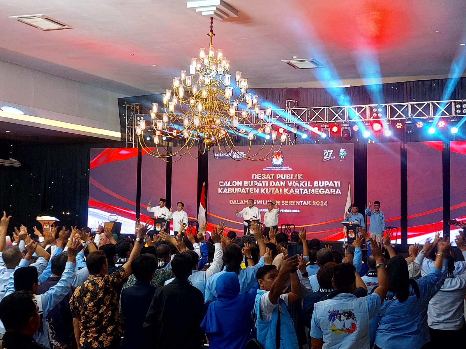 Tiga pasangan calon Bupati dan Wakil Bupati berlaga dalam adu argumen dan visi misi di panggung terbuka di Hotel Puri Senyiur, Samarinda, pada Senin (11/11/2024) malam.