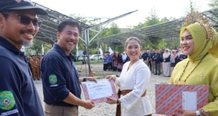 Sekda Kukar Sunggono memberikan penghargaan kepada para tenaga kesehatan teladan: dokter, perawat, bidan, sanitarian, serta kader Posyandu yang tak kenal lelah melayani masyarakat di Hari Kesehatan Nasional.