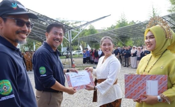 Sekda Kukar Sunggono memberikan penghargaan kepada para tenaga kesehatan teladan: dokter, perawat, bidan, sanitarian, serta kader Posyandu yang tak kenal lelah melayani masyarakat di Hari Kesehatan Nasional.