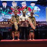 Festival Seni dan Budaya Persekutuan Dayak Kalimantan Timur 2024 resmi dibuka oleh Asisten II Bidang Ekonomi dan Pembangunan Kukar Ahyani Fadianur Diani.