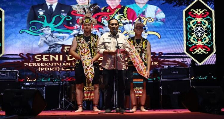 Festival Seni dan Budaya Persekutuan Dayak Kalimantan Timur 2024 resmi dibuka oleh Asisten II Bidang Ekonomi dan Pembangunan Kukar Ahyani Fadianur Diani.