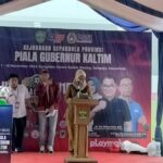 Pelaksana Harian (Plh) Kepala Dispora Kaltim, Sri Wartini saat memberikan sambutan di kegiatan pembukaan kejurda Sepak Bola Piala Gubernur Kaltim 2024.